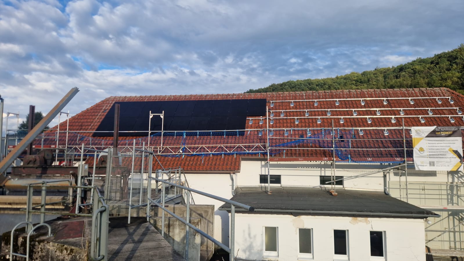 Ein weiterer Schritt Richtung grüne Energie: Photovoltaik trifft Wasserkraft in Marsberg!